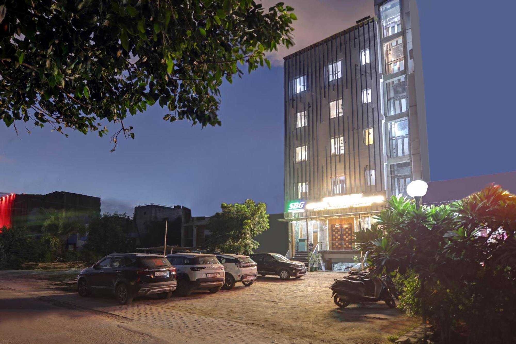 Status By Hotel The Emporio Ghaziabad Eksteriør bilde